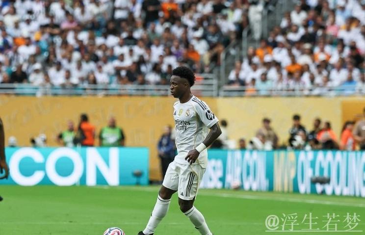 9000万球星成皇马冷板凳常客：3场仅出战23分钟，球迷调侃不断