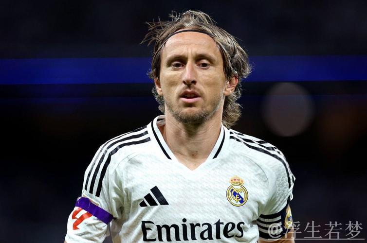 39岁魔笛告别皇马远赴圣西罗,与78岁佛爷握手承诺永不反戈 39岁魔笛告别皇马远赴圣西罗,与78岁佛爷握手承诺永不反戈